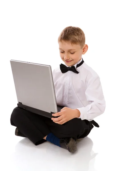 Chłopiec posiadania laptopa — Zdjęcie stockowe