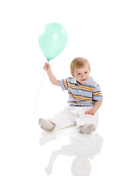 Мальчик с воздушным шаром — стоковое фото