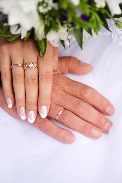 Ruce nové ženatý — Stock fotografie