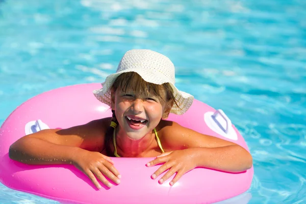Little Girl in pool — Stock Photo, Image