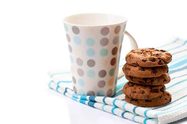 Шоколадное печенье и чашка — стоковое фото