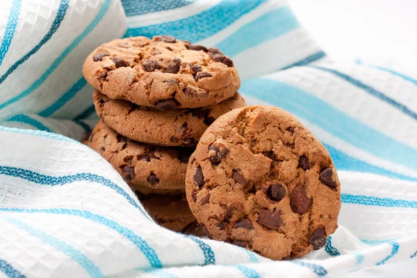 Biscoitos de chocolate em guardanapo azul — Fotografia de Stock