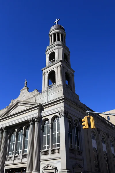 Kirchenfassade und Glockenturm — Stockfoto