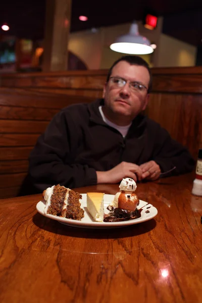 Человек и десерт — стоковое фото