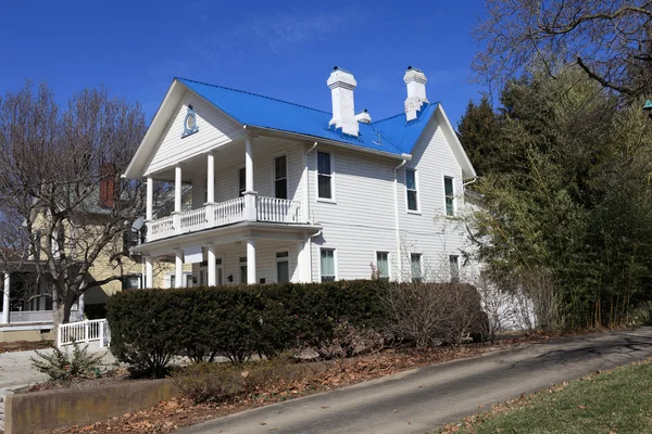 stock image White house with blue roof