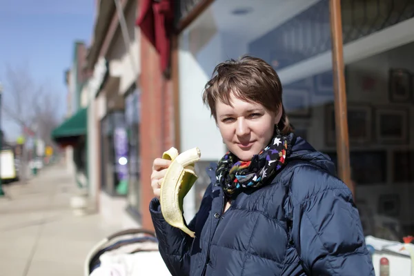 Žena s banánem — Stock fotografie