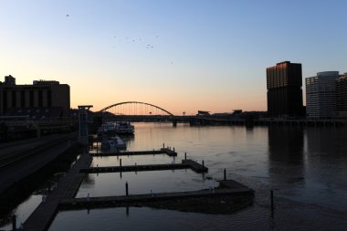 Monongahela nehir gece