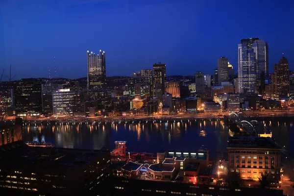 Downtown Pittsburgh at night — Stock Photo, Image