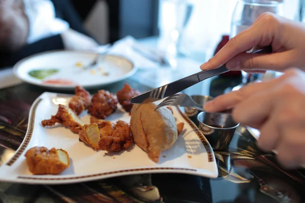 Kadın samosa tavuk ile eats — Stok fotoğraf