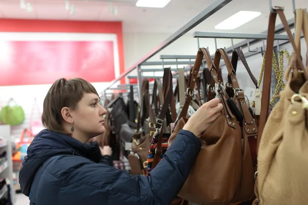 Mujer toma bolso en la tienda —  Fotos de Stock