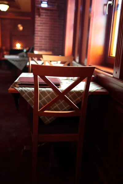 Деревянное кресло в ресторане — стоковое фото