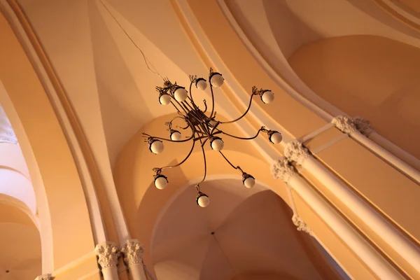 Araña en Catedral Católica Romana — Foto de Stock