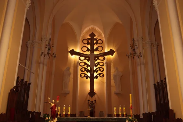 在罗马天主教大教堂的十字架上钉死 — 图库照片