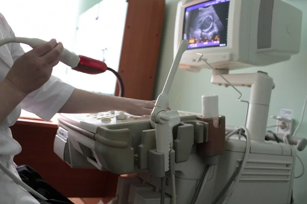 Medico utilizzando apparecchiature a ultrasuoni — Foto Stock