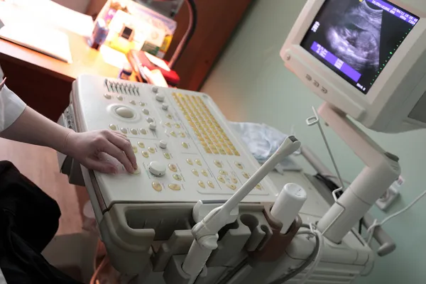 Läkare använder ultraljud system — Stockfoto
