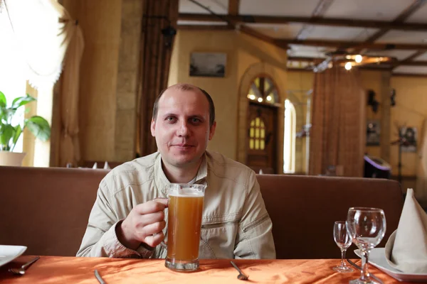 Glücklicher Mann mit Bier — Stockfoto