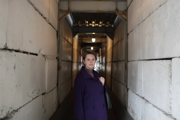Woman in tunnel — Stock Photo, Image