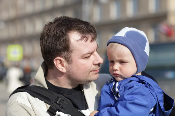Father looks at boy — Stock Photo, Image
