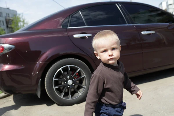 Маленький хлопчик і машина — стокове фото