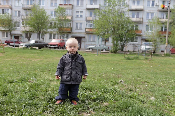 屋外の小さな男の子 — ストック写真