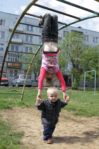 Sister plays with brother — Stock Photo, Image