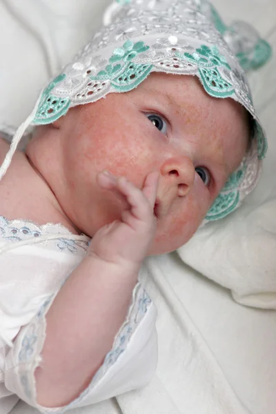 Le nouveau-né suce son doigt — Photo
