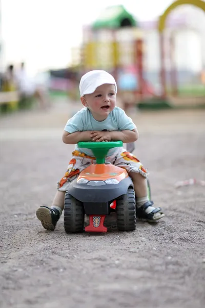 Ребенок водит игрушечный квадроцикл — стоковое фото