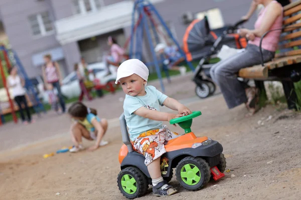 Niño conduce juguete ATV — Foto de Stock