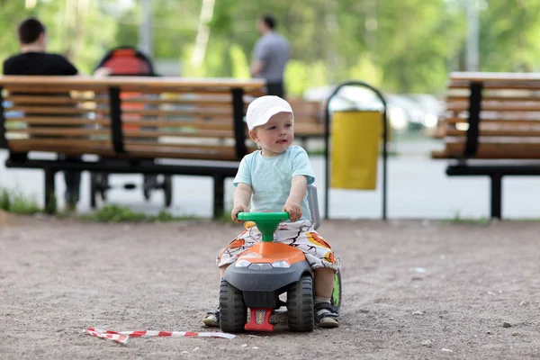 Liten pojke driver leksak fyrhjuling — Stockfoto