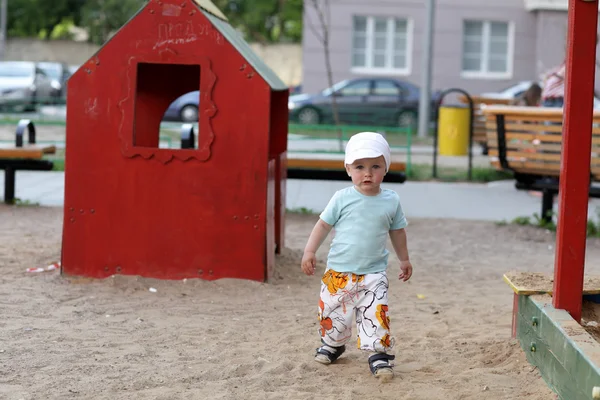 Мальчик играет на детской площадке — стоковое фото