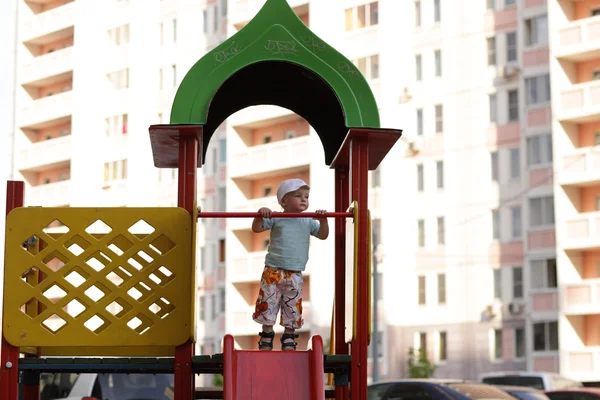 Boy plays on slide — Zdjęcie stockowe