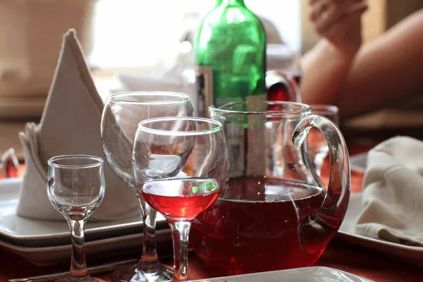 Напитки на столе — стоковое фото