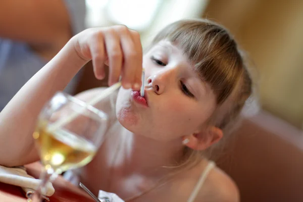 Girl drinks juice — Stock Photo, Image