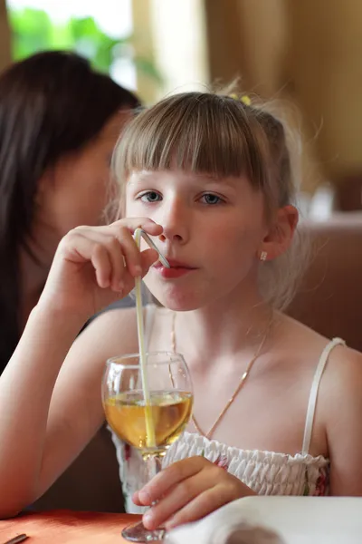 Девушка пьет лимонад — стоковое фото