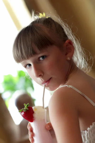 Girl drinks milk shake — Stock Photo, Image