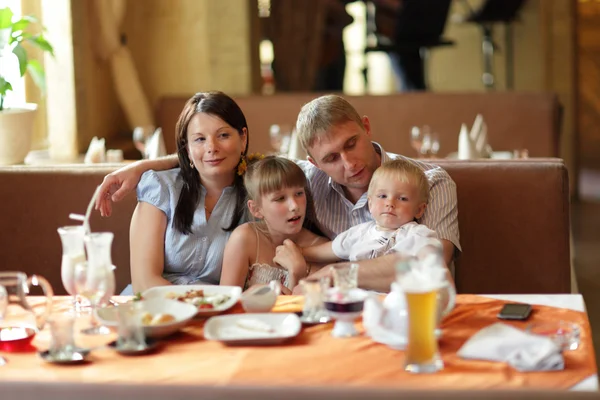 Rodina v restauraci — Stock fotografie