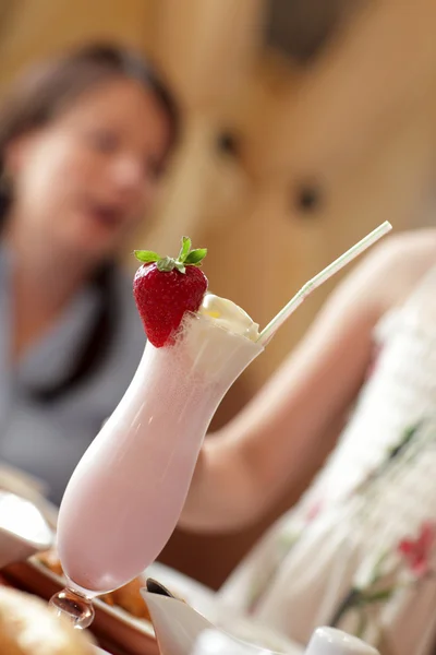 Стакан клубничного молочного коктейля — стоковое фото