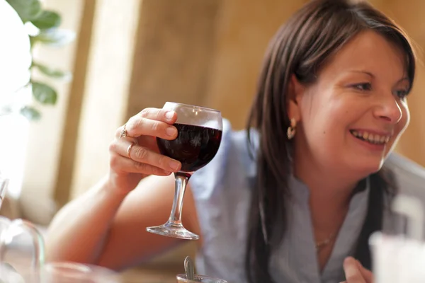 Mujer feliz con vino tinto — Foto de Stock
