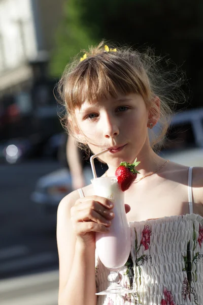 Adolescente bebidas leche batido al aire libre —  Fotos de Stock