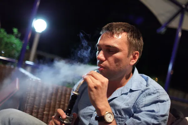 Homem fuma narguilé — Fotografia de Stock