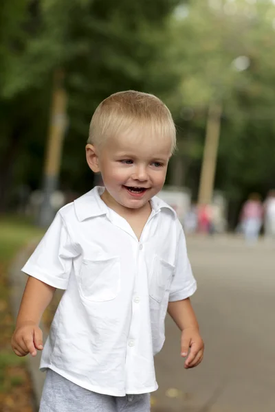 Šťastný chlapec venkovní — Stock fotografie
