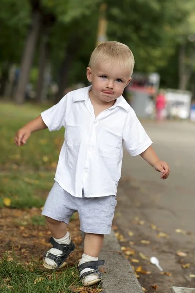 Мальчик гуляет в парке — стоковое фото