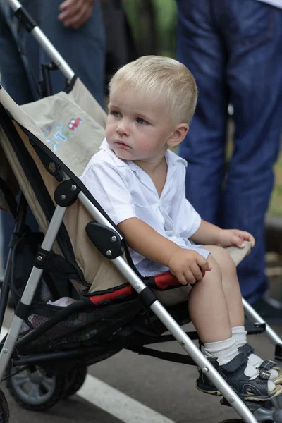 Ledsen pojke i barnvagn — Stockfoto