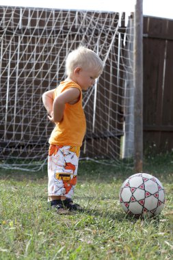 çocuğun futbol gol anlamına gelir.