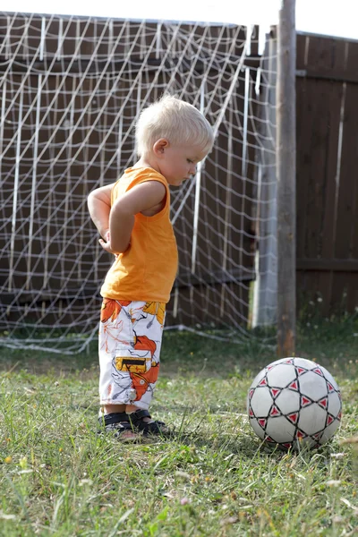 Chłopiec stoi w piłce nożnej bramki — Zdjęcie stockowe