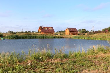 Göl üzerinde ahşap bungalov