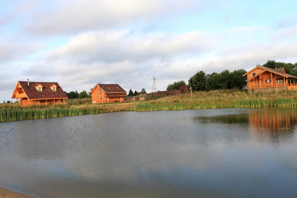 Casas de campo à beira do lago — Fotografia de Stock