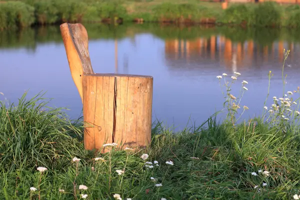 湖畔の木製の椅子 — ストック写真