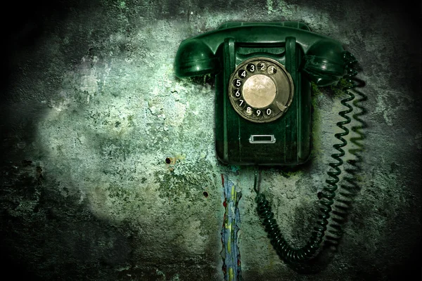 Старый телефон на разрушенной стене — стоковое фото
