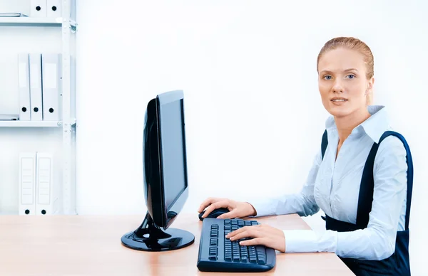 Frau arbeitet am Computer. Bildschirm hat einen Ausschnittspfad. — Stockfoto